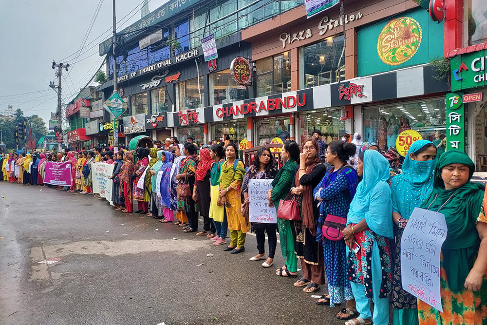 ইয়াসমিন হত্যা দিবস ও গৃহকর্মীর উপর সকল ধরণের নির্যাতন বন্ধের দাবিতে ২৪ আগস্ট ২০২৩ বিকেল ৪টায় সুনীতি প্রকল্প ও কর্মজীবী নারীর উদ্যোগে মানববন্ধন অনুষ্ঠিত